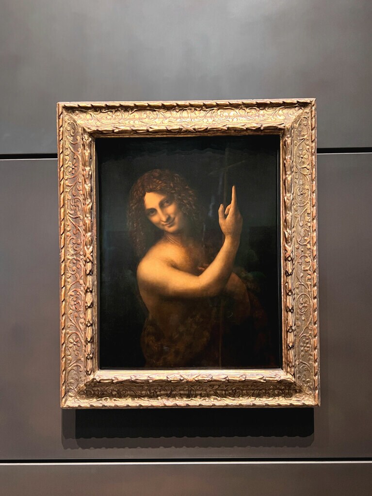 レオナルド・ダ・ヴィンチの名作「洗礼者聖ヨハネ」。「マリー・アントワネットの肖像2」や「ショコラのカップ」、「勉学に励む若きエミール」なども展示されている。