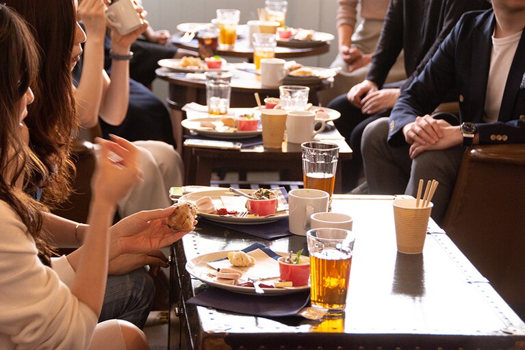 食事を楽しむ参加者の皆さん。