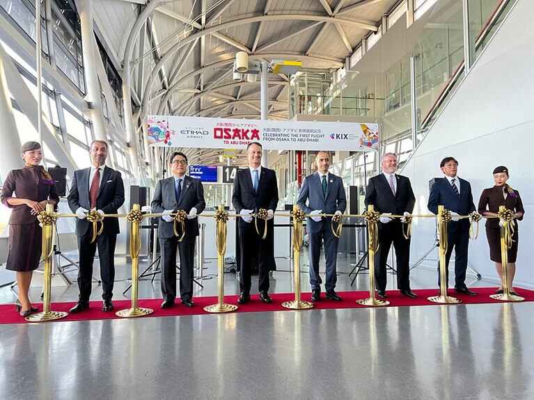 テープカットはエティハド航空、関西エアポートの役員と皆さんで。アントノアルド・ネベス氏の右隣はシハブ・アハマド・アル・ファヒーム駐日大使、右から2人目はエティハド航空日本支社長の稲場則夫氏。