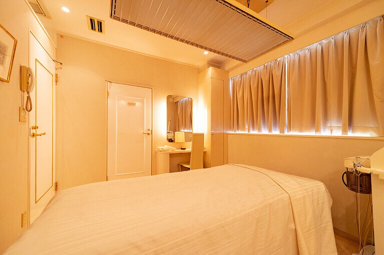 まるでホテルのような施術室。タオル類の上質さもさすが銀座。