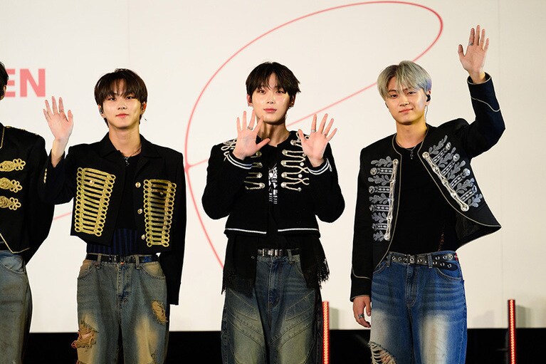 終始笑顔でファンサするJUNGWON、控えめに手をふるSUNOO、ミステリアスな雰囲気を纏ったJAY。