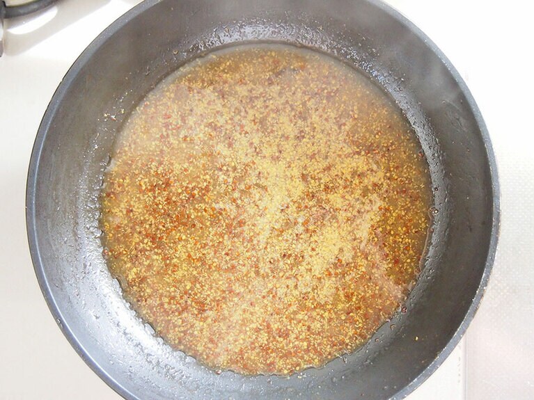 (6) フライパンに［A］の食材を全て入れて加熱します。