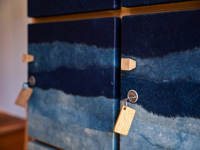 下駄箱には、藍染の石州和紙が。