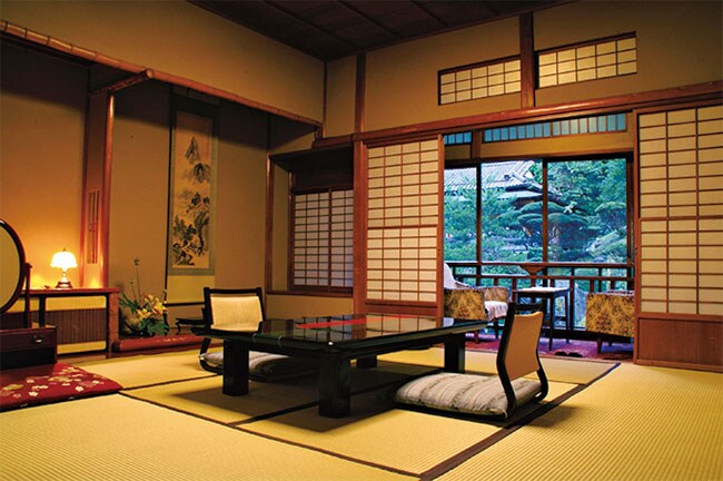 中庭向きで滝の流れも楽しめる「水仙の間」。