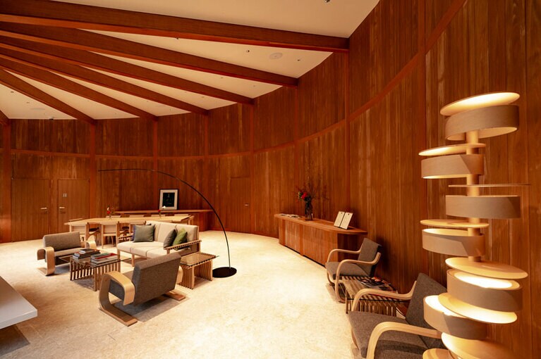 名匠アアルトがデザインした椅子も配置。