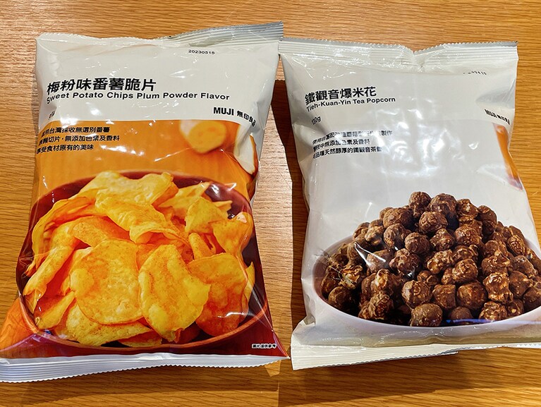 右側は鉄観音茶味ポップコーン、左側は梅味のサツマイモチップス。ホテルでおやつに食べるのもいいかも。