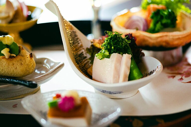 【料亭 百楽荘】“百楽荘滋味野菜ランチ” 2,750円は、“春のベイクンコロッケ”ほか、彩り豊かな5品とスープ、“季節野菜御飯土鍋炊き”が付く。1棟につき部屋代1,100円がかかる。