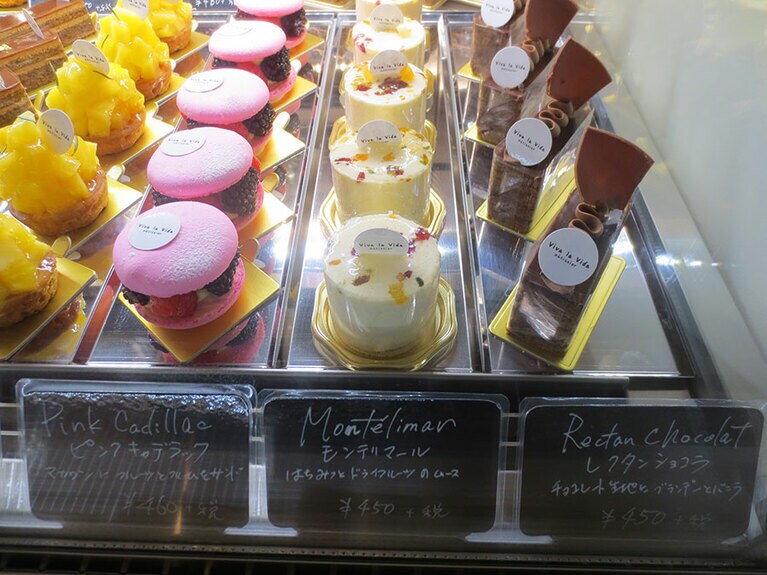 ショウケースに生ケーキが並ぶ様子。