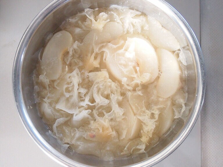 (3) 白木耳が柔らかくなり、とろみが出るまで弱火でゆっくり20〜30分ほど加熱します。※途中で水分が足らなくなったら足しながら煮ましょう。