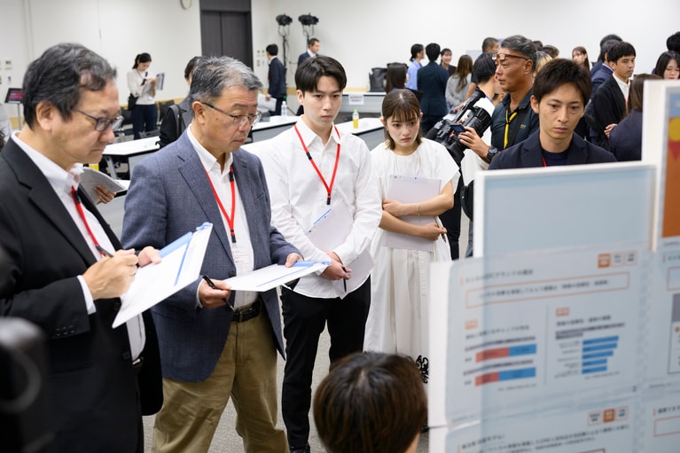 ポスターセッションでは、地域課題解決に向けた想いについて質問いただくなど、活発に意見交換がされていた。