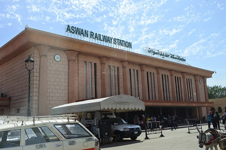 アスワン駅。往来が激しく、アスワンが南部の中心都市であることを実感。