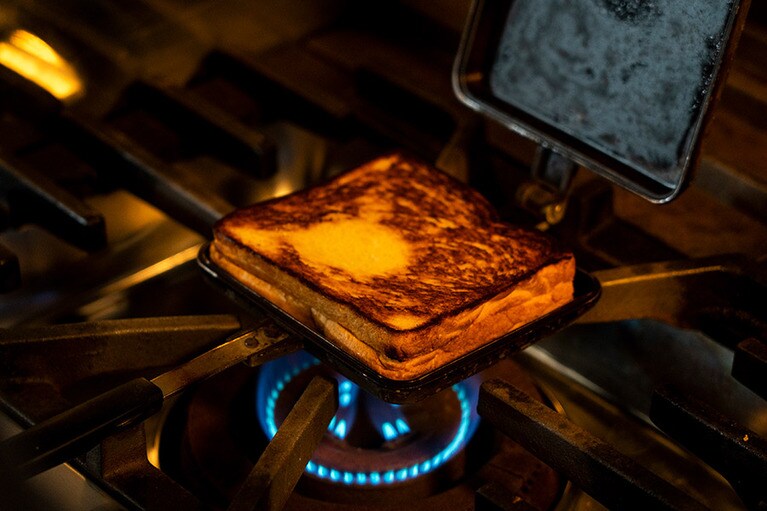 【クランプ コーヒー ストア】自家製小倉あんこのホットサンド 600円。