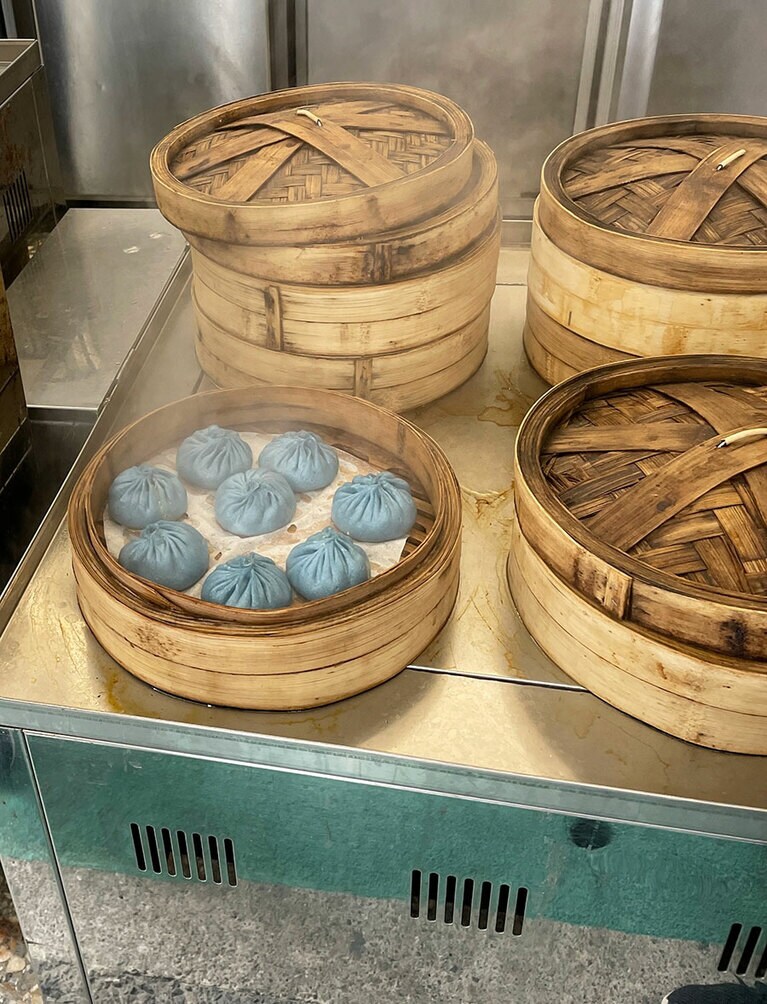 青い皮の小籠包は、生地にバタフライピーを入れて色を付けているとのこと。小籠包は8個入り130元。安い！