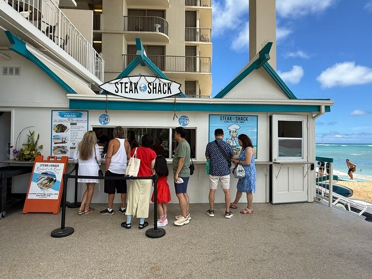 以前よりも広い新店舗が、旧店舗のすぐ向かいにオープン。
