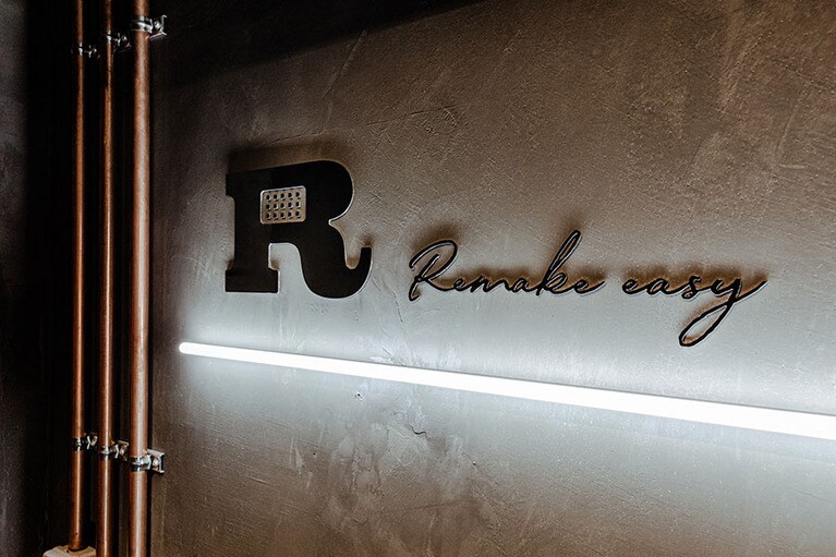 扉の向こうに秘密の空間が広がっています。