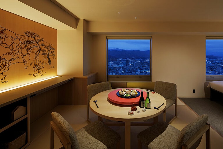 皿鉢風の台に「酔っちょれセット」を広げて。