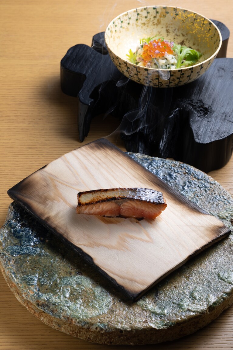 丁寧な火入れとユニークなプレゼンテーションでふくよかな旨みを引き出す “秋鮭 杉板 春菊”。