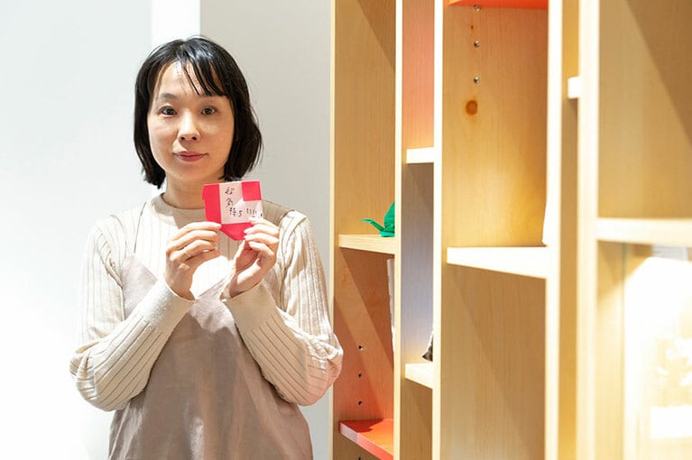 折紙コーナーにて。選手へのメッセージが書きこまれた折紙は、集められてモニュメントになるそう。