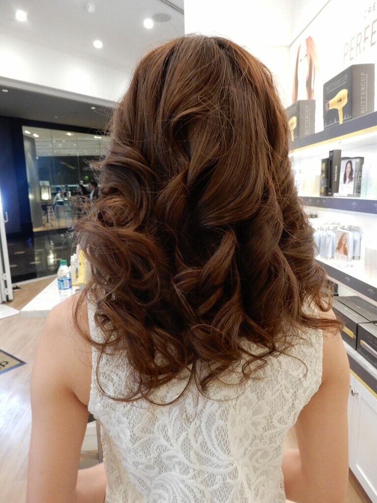 途中はゴーゴン？　しかし、出来上がりは、ロングの髪ならエアリーなこのカール感！