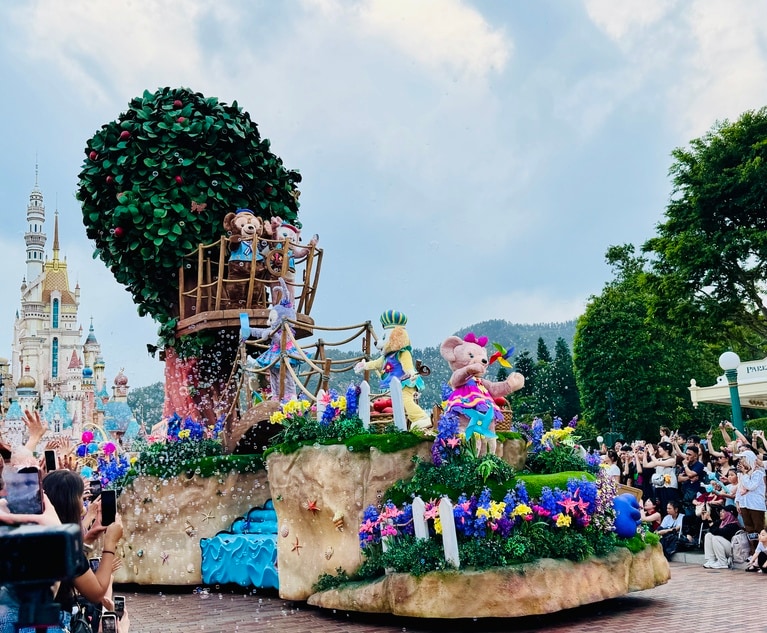 ダッフィー＆フレンズのフロートではシャボン玉の演出があり、幻想的。