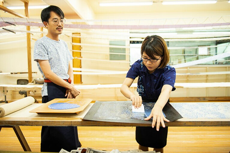 続いて、ヘラを使って型紙の上から糊を塗っていきます。