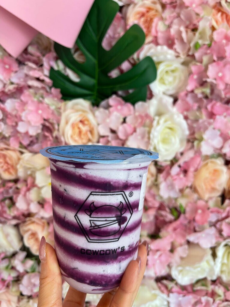 紫色のボーダーがきれいな「タロパープルライスヨーグルト」は、ビジュアルのインパクトが抜群！