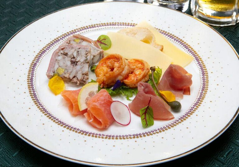 オードヴルセット【西洋料理】5,500円（フリードリンク90分付き・サ込）。メニューは自家製スモークサーモンや、スペイン産生ハムなど。