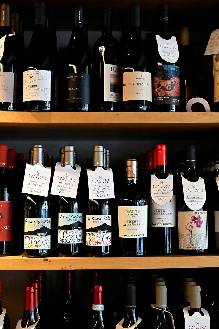 シチリア各地のワインが揃う。／Enoteca Buonivini