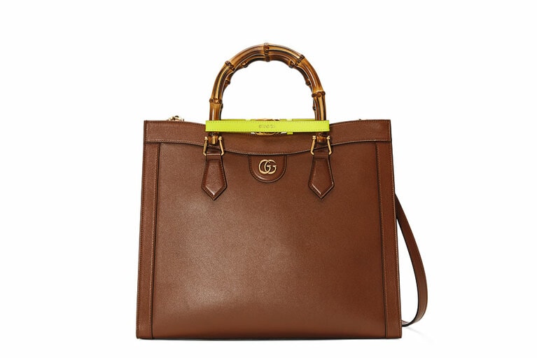 一部のグッチショップでは、レザーベルトの内側にイニシャルやスターモチーフの刻印を施す、オプションサービスも。「グッチ ダイアナ」ミディアム 454,300円 W35×H30×D14cm