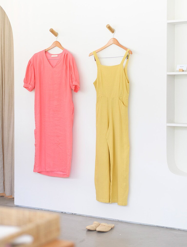 1枚でぐっとハワイ気分になれるリネンのオールインワン 189ドルとワンピース 185ドル。