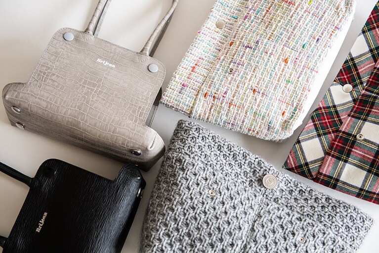 アトリエ職人たちによって丁寧に作られたファブリックパーツやレザーパーツ。