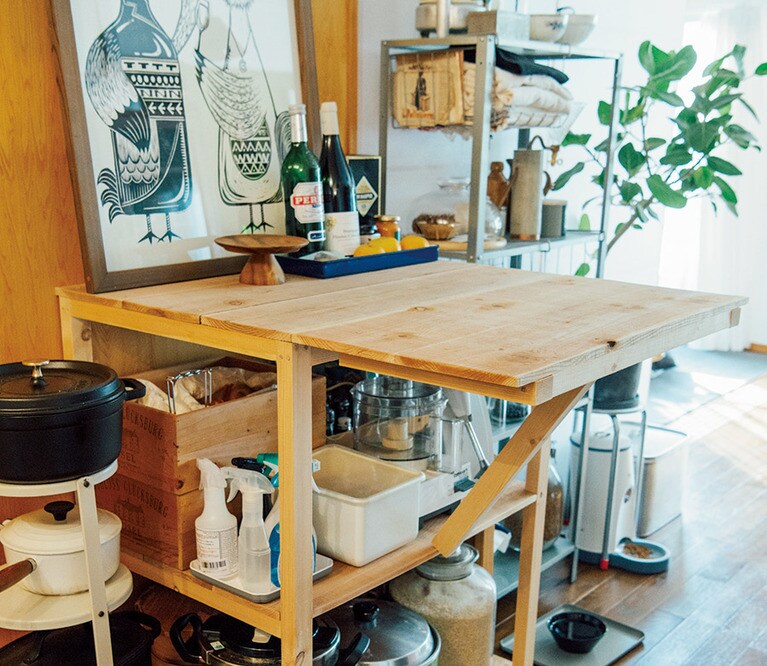 小宮山さん作の作業台。つっかえ棒付きの天板を広げて作業スペースを増やせる。