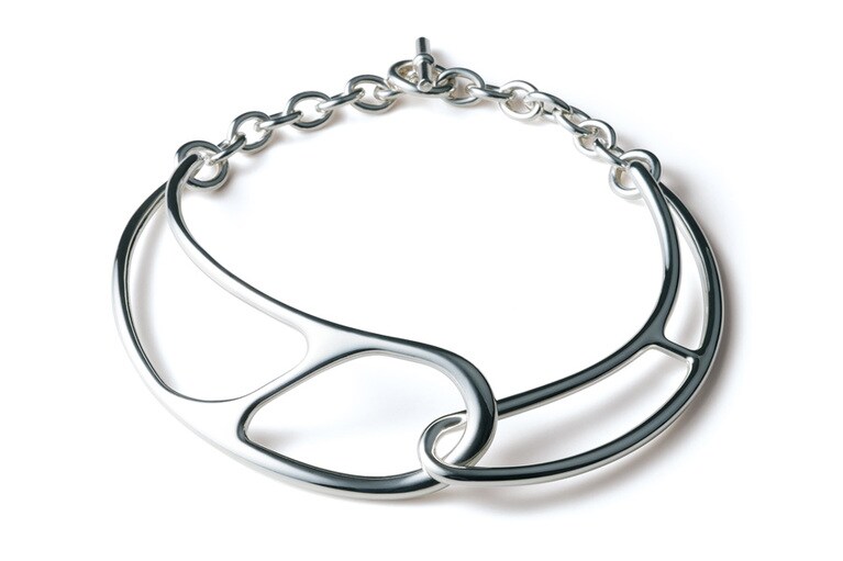 「シェーヌ・ダンクル・パンク」チョーカー(SIL) 652,300円／エルメス(エルメスジャポン)