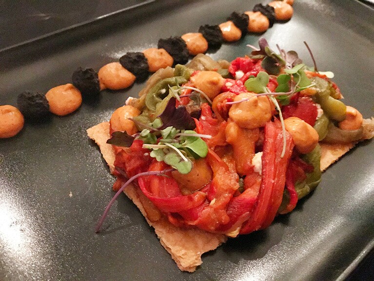 前菜のエスカリバーダ。野菜をオーブンで焼いてマリネ液に浸したスペイン料理だ。食事は前菜、メイン、そしてデザートのコース。前菜とメインは2種類から選ぶことができる。