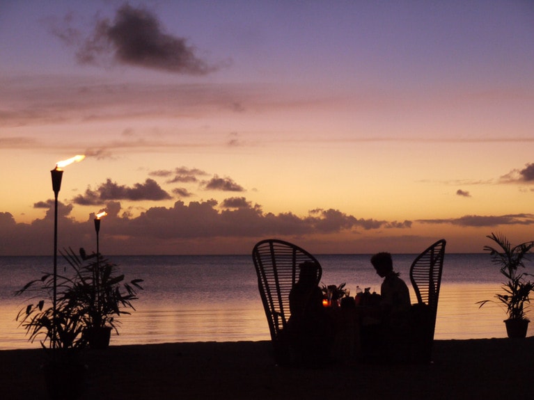 オンザビーチにテーブルをセッティングして二人だけのディナーはいかが？　パラオで唯一、水平線に太陽が沈むサンセットを望めるビーチです。