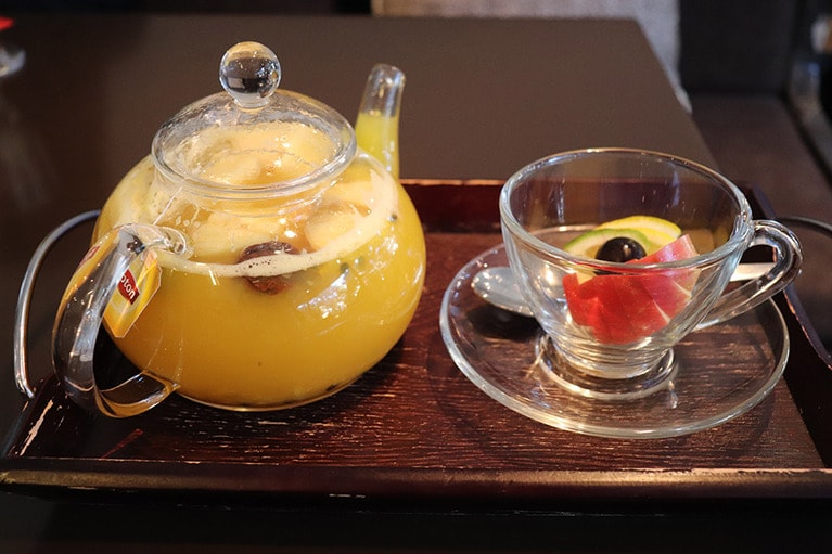 季節のフルーツが入った甘酸っぱいフレッシュフルーツティー180元。ポットサービスが嬉しい。