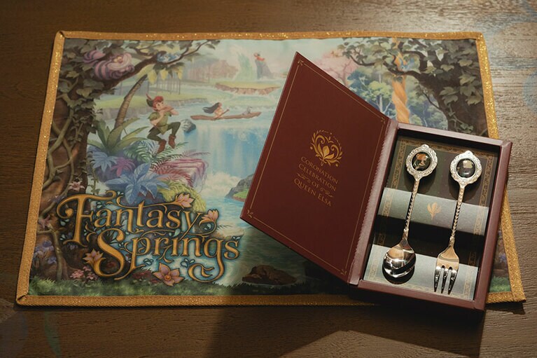 「スーベニアスプーン＆フォーク」1,900円、「スーベニアランチョンマット」900円。