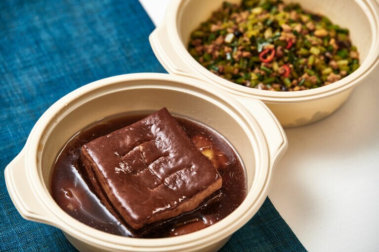 写真左から、「豚バラ肉の角煮 ナツメとハイビスカスソース」 2,200円、「花ニラとピータン豚挽肉のピリ辛炒め」 1,700円。