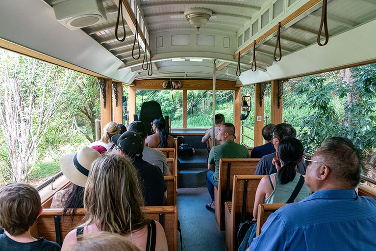 アロハアイナツアーで利用されるトローリーはワイキキトローリーをリサイクルしたもの。