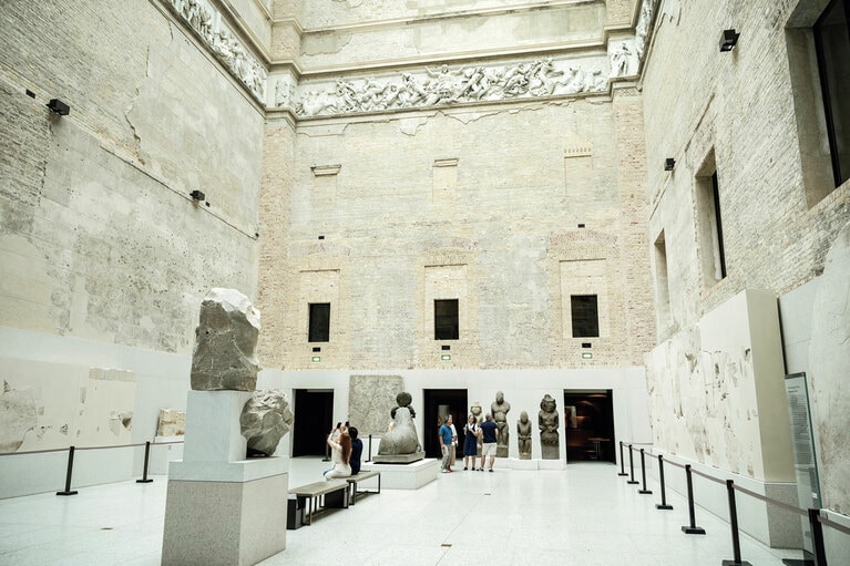 古代ギリシャのレリーフを並べた中庭。