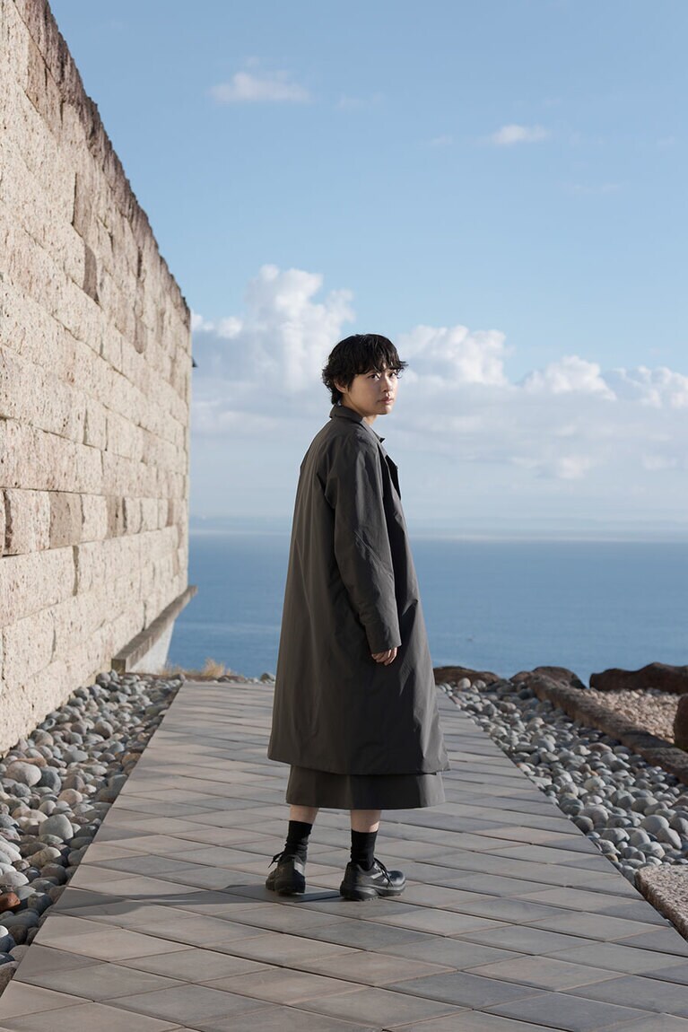 瓦が四半敷された道の先には海が広がる。