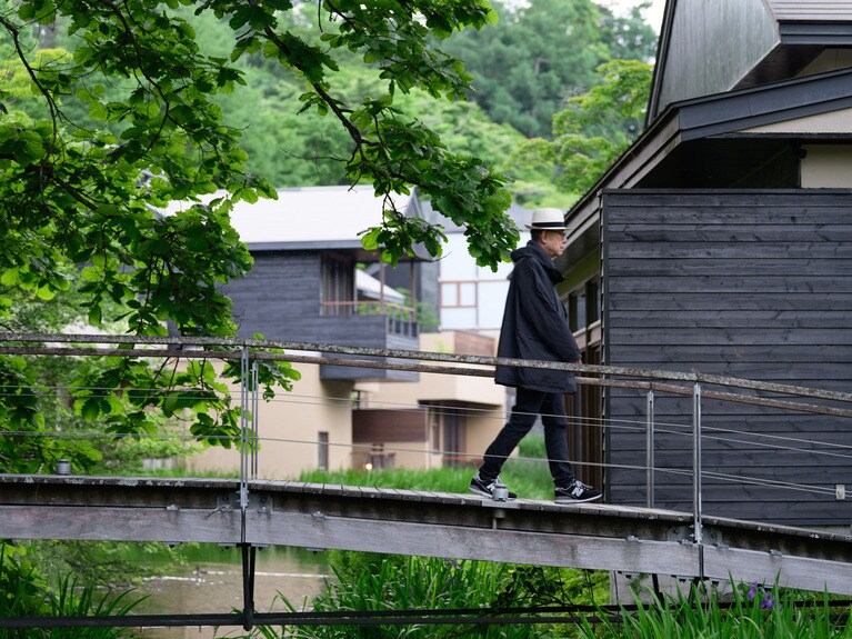 避暑地の自然の中にいても、どこか都会の空気をまとっている松本さん。