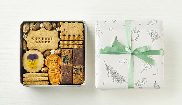 名古屋を拠点に活動するお菓子工房。こけし型のジンジャークッキーを筆頭に、酒粕などの和素材、ハーブやスパイスを使い、控えめな甘さと絶妙な塩分バランスに。「Herb ＆ Spice Cookies Box L」約230g 4,500円／COKESHICAKES