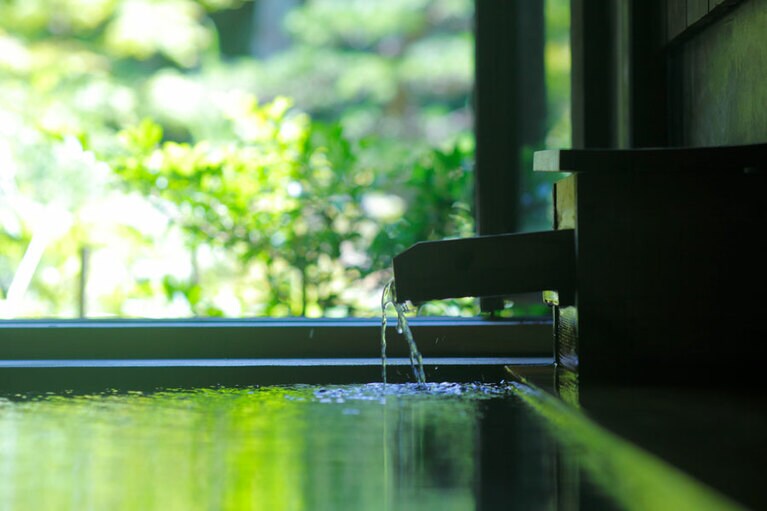 湯宿 草菴［島根／出雲 湯の川温泉］貸切風呂 桧風呂。