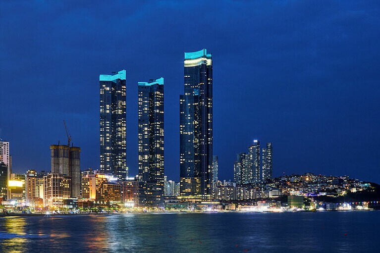 3つのビルが連なるLCTランドマークタワー。