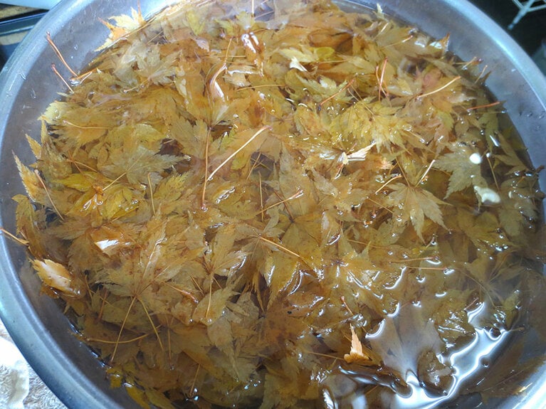 揚げる前に、流水で塩抜き。