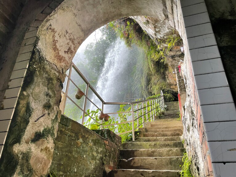 本堂の先にも階段があり、ここから滝の裏側へ行くことができます。