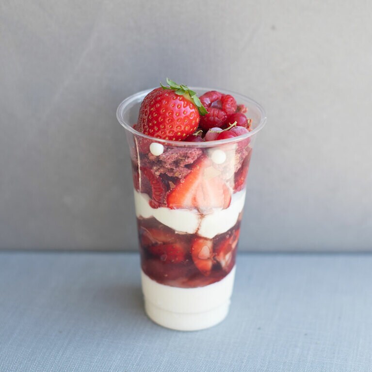 パルフェ ア アンポルテ(写真は苺) H約15cm  1,300円～／アサコ イワヤナギ プリュス