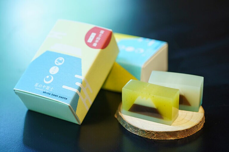 オリジナルパッケージの「富士山羊羹」はお土産に大人気。1本（ハーフサイズ）1,512円。