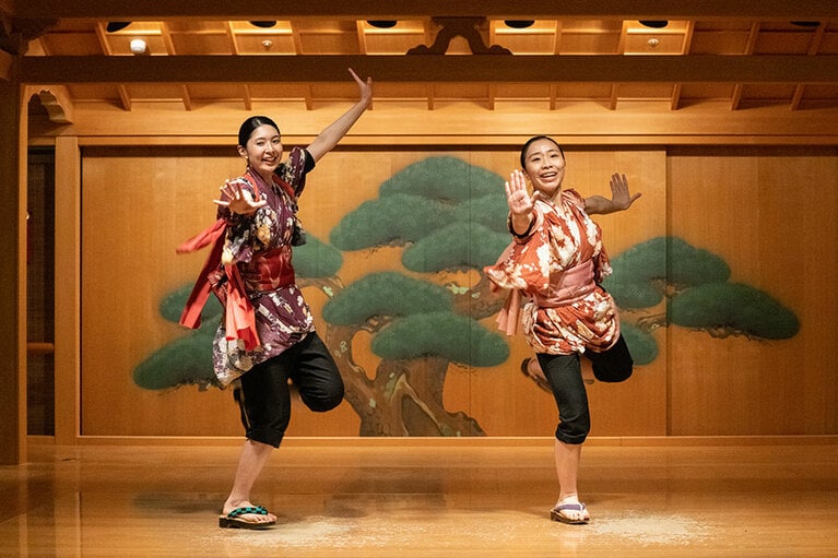 かなり激しく踊っても脱げない「日光下駄」。滞在中は自由に試し履きができる。